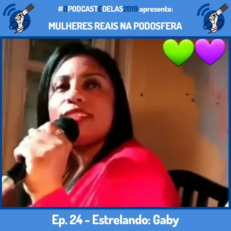 Fotomontagem em quadro azul. Ao centro tem a foto de Gabyi. Ela veste uma blusa vermelha e está sentada numa cadeira com um microfone na mão. Em cima está escrito "#OPodcastÉDelas2019 apresenta Mulheres Reais na Podosfera". Embaixo está escrito "Ep. 22 - Estrelando: Larissa Siriani"