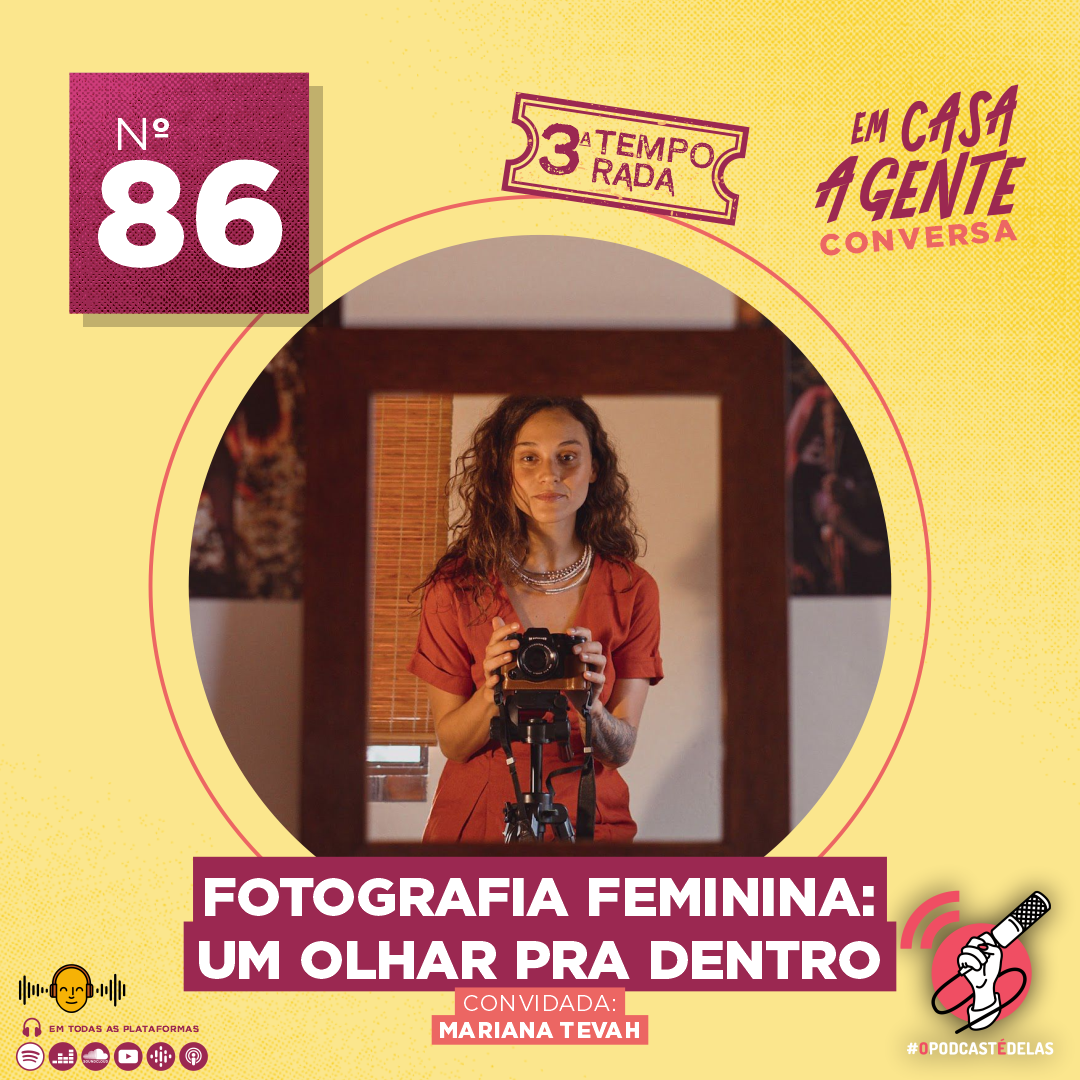 Um fundo amarelo, no centro um circulo com foto de uma mulher segurando uma câmera fotográfica nas mãos. Na borda do circulo um selo da 3a temporada. No canto superior esquerdo um quadrado vermelho/vinho com "86”. No canto superior direito o logo do podcast e abaixo o logo do #OPodcastÉDelas. No centro, o título "Fotografia Femininas: Um Olhar Pra Dentro", e o texto: "Convidada: Mariana Tevah."